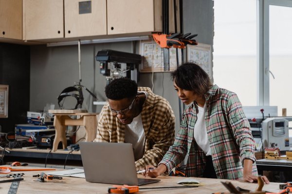 Frugalité et technologie : utiliser les outils modernes pour économiser