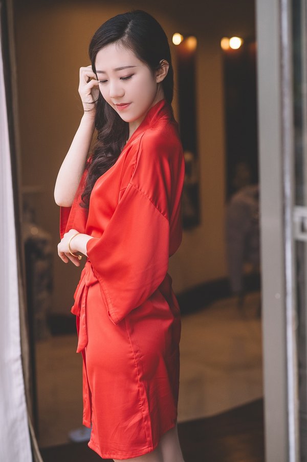 Découvrez l'élégance ultime avec les peignoirs en soie femme